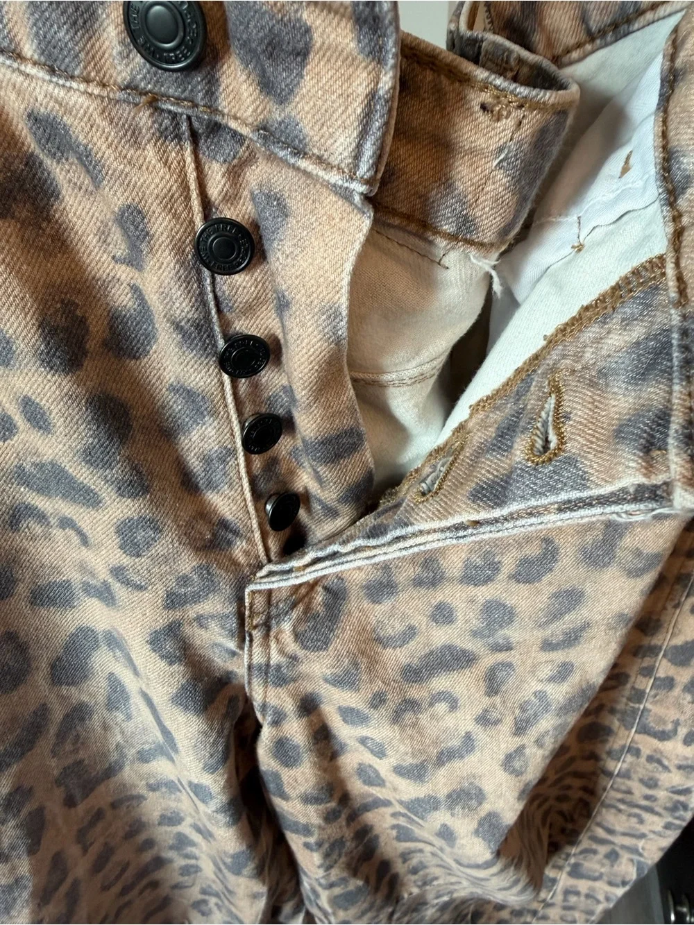 Leopard Print barrel Leg Jeans size 29 - Picture 3 of 6